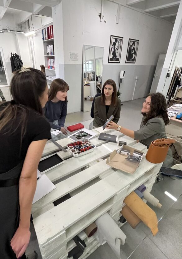 На слици: Посета производњи "Моне"